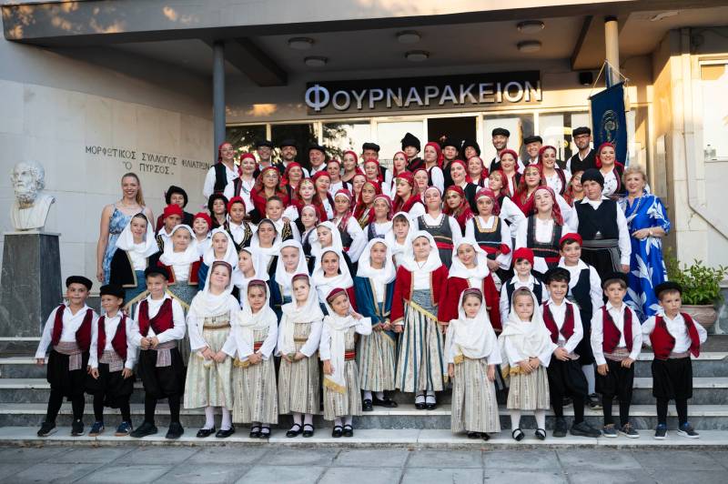 Γιορτινή ατμόσφαιρα στο Φεστιβάλ Παραδοσιακών Χορών του “Πυρσού”