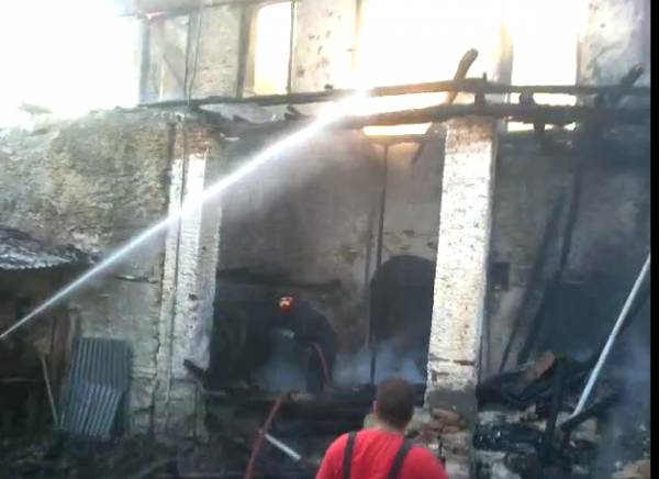 Κάηκε διώροφο πέτρινο σπίτι στη Μάδενα Μεσσηνίας (βίντεο)