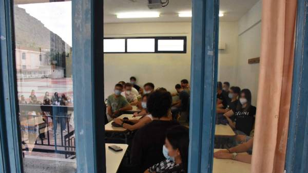 Προς μίνι lockdown η Λέσβος - Μαζικά κρούσματα σε σχολεία (βίντεο)