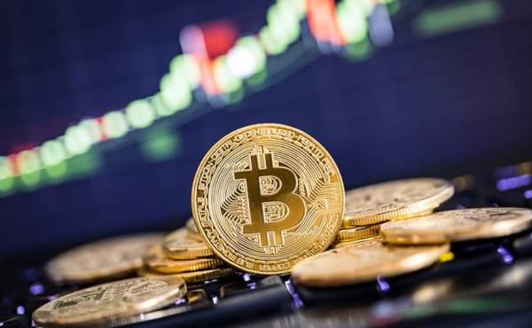 CoinMarketCap: Στο 1 τρισ. δολάρια η κεφαλαιοποίηση του Bitcoin, με το κρυπτονόμισμα σε υψηλό άνω των δύο ετών