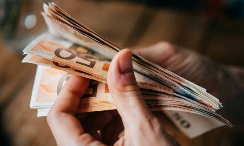 Πώς θα αναπροσαρμοστούν κατώτατος μισθός και επιδόματα στο Δημόσιο