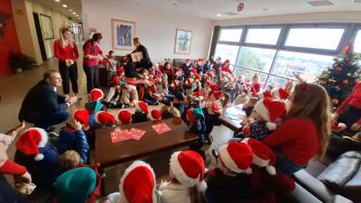 Μαθητές είπαν τα κάλαντα στο δήμαρχο Καλαμάτας