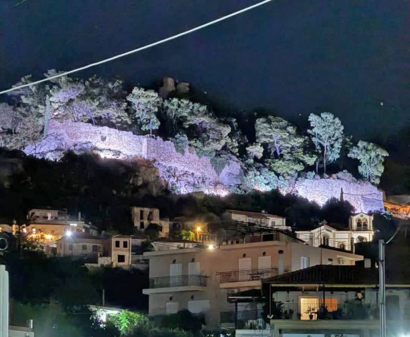 Φωταγωγήθηκε το κάστρο της Κυπαρισσίας