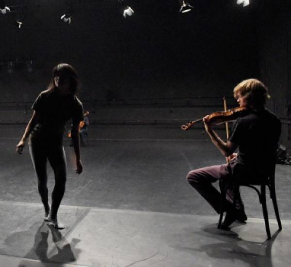 Ο Λοράν Σετουάν χορογραφεί το χάος στην Κεντρική Σκηνή της Στέγης