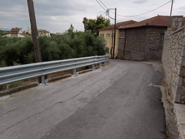Στηθαία ασφαλείας στο οδικό δίκτυο τοποθετεί ο Δήμος Καλαμάτας