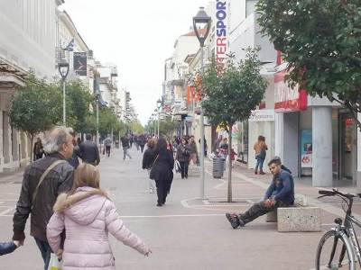 Αρχισαν οι φθινοπωρινές εκπτώσεις: Ανοιξε χθες η αγορά της Καλαμάτας