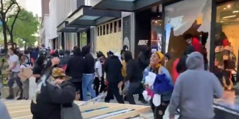 Σικάγο: Πλήθος κόσμου λεηλάτησε κατάστημα της Nike