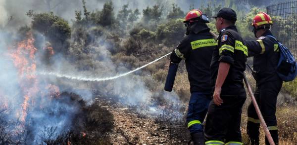 Θεσσαλονίκη: Φωτιά σε κατοικημένη περιοχή - Εκκενώθηκε ξενοδοχείο