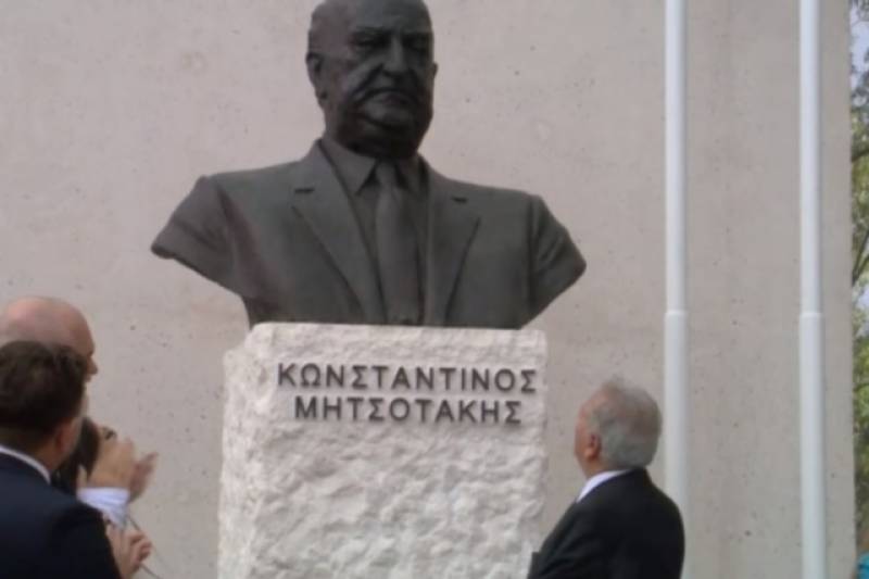 Αλβανία: H προτομή του Κωνσταντίνου Μητσοτάκη στη Δερβιτσάνη