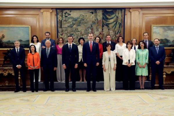Ορκίσθηκε η κυβέρνηση Σάντσεθ: Περιλαβάνει 11 γυναίκες υπουργούς
