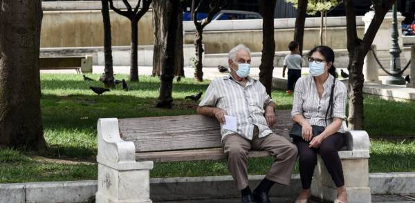 Κορονοϊός - Βασιλακόπουλος: Γιατί πρέπει να φοράμε μάσκα μετά το εμβόλιο