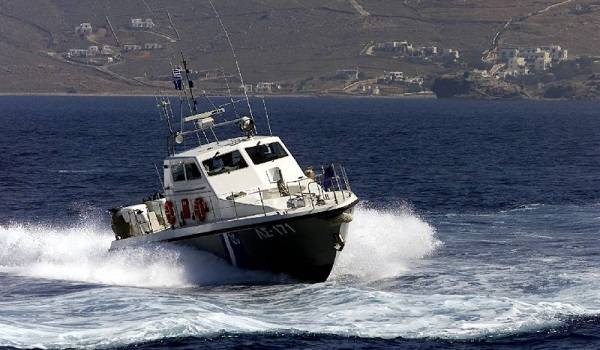 Ενα παιδί και μία γυναίκα νεκροί και ακόμα 13 αγνοούμενοι από ανατροπή βάρκας στη Λέσβο