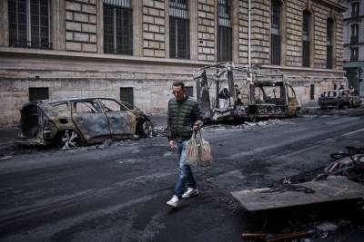 Γαλλία: Εικόνες καταστροφής μετά τα εκτεταμένα επεισόδια – Σε πολιτικό αδιέξοδο ο Μακρόν (βίντεο)