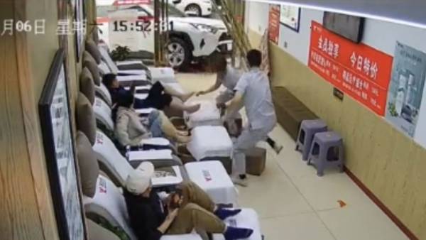 Κίνα: Οδηγός... αγκαλιά με τζαμαρία καταστήματος (βίντεο)