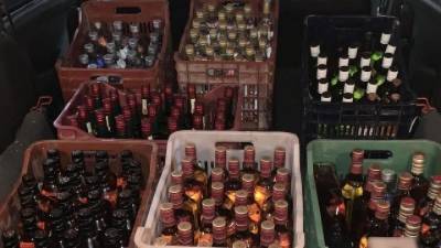 AAΔE: Εντοπίστηκαν 4 τόνοι λαθραίων ποτών και 700 φιάλες με αέριο γέλιου