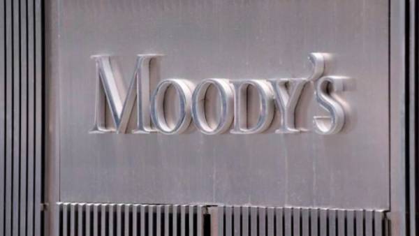 Moody’s: Ανάσα στις τράπεζες δίνουν οι Έλληνες καταθέτες