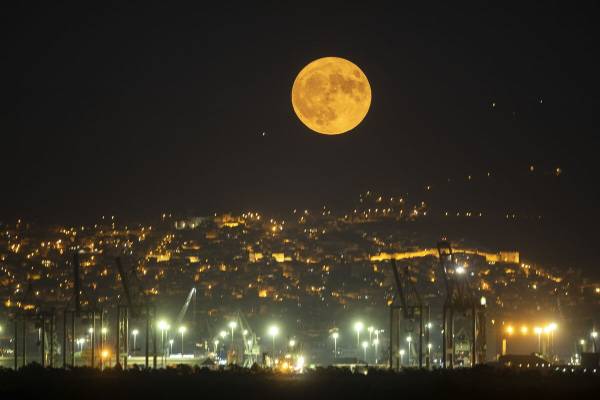 Αυγουστιάτικο φεγγάρι: Η «μπλε υπερπανσέληνος» θα είναι η μεγαλύτερη του έτους