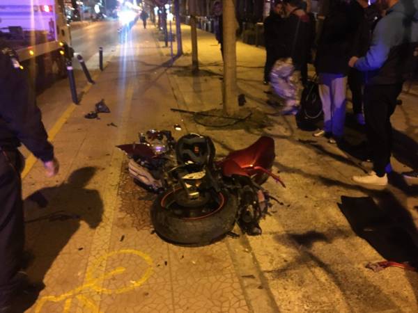Καλαμάτα: Σφοδρή σύγκρουση αυτοκινήτου με μηχανή στην Ναυαρίνου με 2 τραυματίες