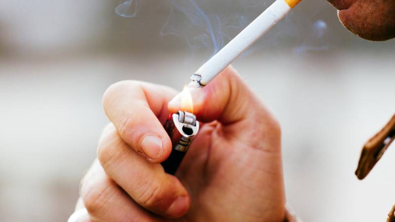 Έρευνα: Η μοναξιά κάνει πιο εύκολο το ξεκίνημα και πιο δύσκολο το κόψιμο του τσιγάρου