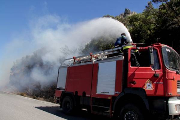 Πάνω από 120 πυροσβέστες στις πυρκαγιές της Ανατολικής Μάνης