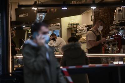 Αλλάζει από σήμερα το take away: Απαγορεύεται η παραμονή πελατών έξω από τα καταστήματα