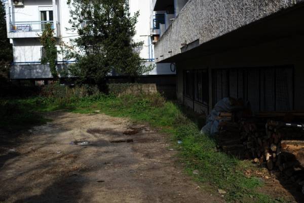 Περίεργη υπόθεση στα Ιωάννινα: Δύο άτομα βρέθηκαν νεκρά σε ακάλυπτο πολυκατοικίας