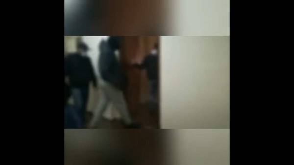 Παρέμβαση του Ρουβίκωνα στα γραφεία του δικαστικού επιμελητή που έκανε έξωση στην Ιωάννα Κολοβού (βίντεο)
