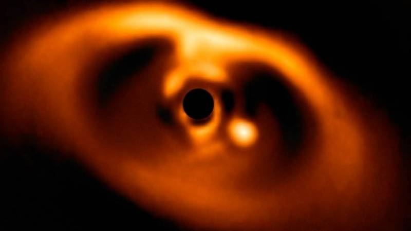 Ευρωπαίοι επιστήμονες φωτογράφισαν για πρώτη φορά ένα νεογέννητο εξωπλανήτη