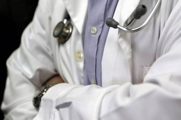 Για «φακελάκι» συνελήφθη 65χρονος γιατρός νοσοκομείου της Αττικής