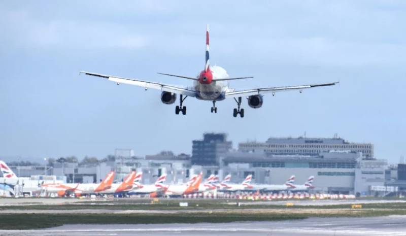 Χάος στα αεροδρόμια της Βρετανίας: Κατέρρευσε το σύστημα, τεράστιες καθυστερήσεις