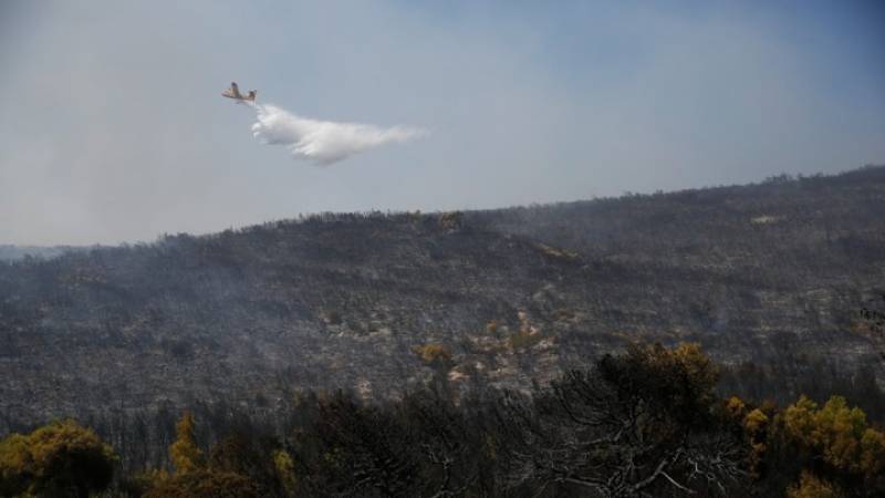 Συνεχίζεται η μάχη με την πυρκαγιά στη Δυτική Αττική