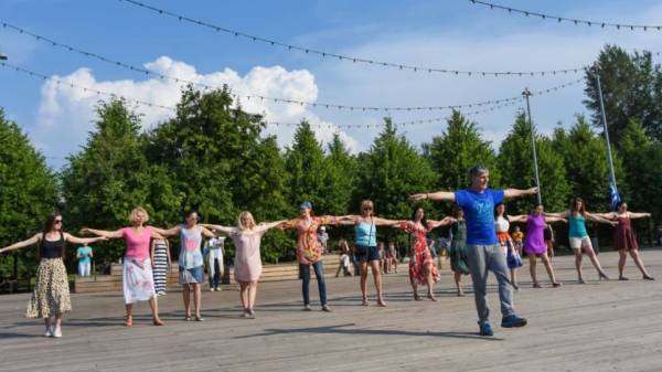 «Άρωμα» Καλαμάτας στη Μόσχα - Μαθήματα ελληνικών χορών στο πάρκο Γκόρκι (Βίντεο+φωτογραφίες)