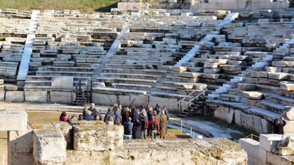 Μυρσίνη Ζορμπά: Το α&#039; εξάμηνο του 2022 έτοιμο το αρχαίο θέατρο της Λάρισας