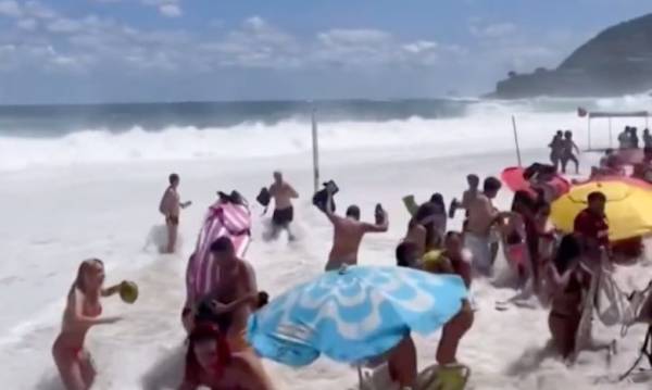 Ρίο ντε Τζανέιρο: Η στιγμή που τεράστιο κύμα πιάνει απροετοίμαστους τους λουόμενους σε παραλία - Επικράτησε πανικός (Βίντεο)