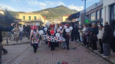 Σε αποκριάτικους ρυθμούς η Τριφυλία - Εντυπωσίασε η 4η Ποδαράτη Παρέλαση στην Κυπαρισσία (βίντεο+φωτο)