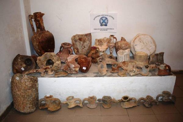 Αποθήκες με πλήθος αρχαίων μνημείων είχε 65χρονος στην Λακωνία (φωτο)