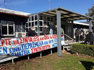 Καλαμάτα: Παράσταση διαμαρτυρίας σωματείων του ΠΑΜΕ στη ΔΕΗ (βίντεο)