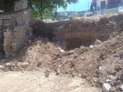 Σταμάτησε η κατασκευή του τοίχου αντιστήριξης στην Ανω Πόλη Κυπαρισσίας