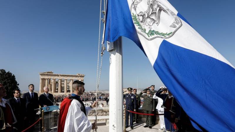 Επετειακή έπαρση της ελληνικής σημαίας στην Ακρόπολη για τα 75 χρόνια από την απελευθέρωση της πόλης των Αθηνών