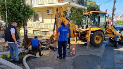 Καλαμάτα: Έσπασε ο αγωγός ύδρευσης στους Αγίους Αναργύρους (βίντεο-φωτογραφίες)