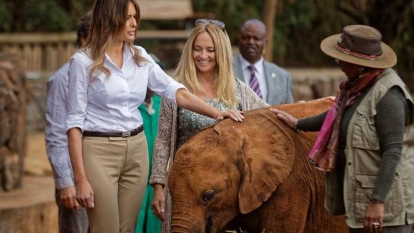 Η Μελάνια Τραμπ τάισε ελεφαντάκια και έκανε σαφάρι στο Ναϊρόμπι