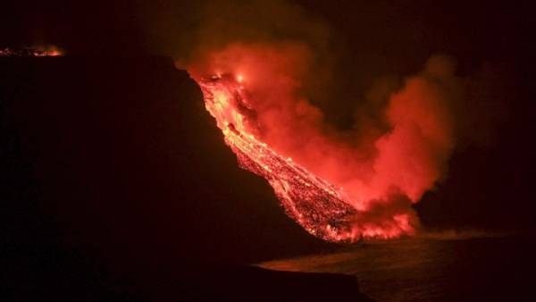 Ισπανία: Η λάβα του ηφαιστείου στα Κανάρια έφθασε στον ωκεανό
