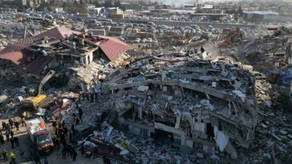 Τουρκία: Ο πρόεδρος Ερντογάν υπόσχεται να χτίσει 200.000 κατοικίες για τους σεισμοπαθείς