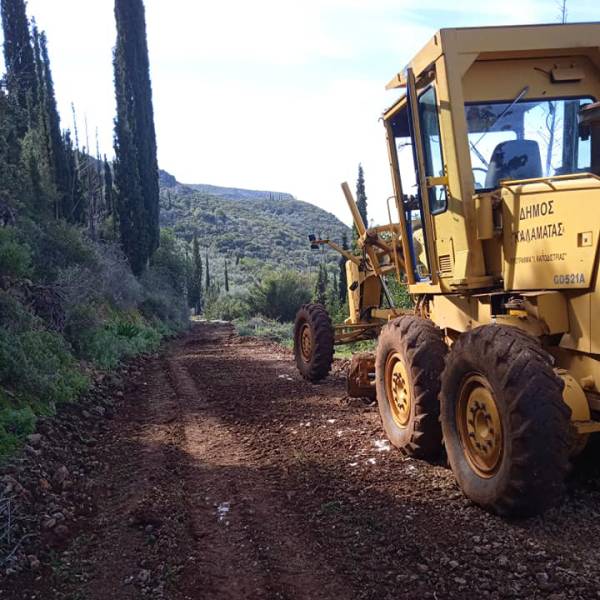 Δήμος Καλαμάτας: Εργασίες συντήρησης στην αγροτική οδοποιία