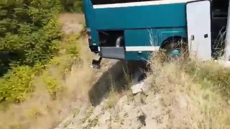 Γρεβενά: Λύθηκε χειρόφρενο λεωφορείου - Παραλίγο να πέσει στον γκρεμό (Βίντεο)
