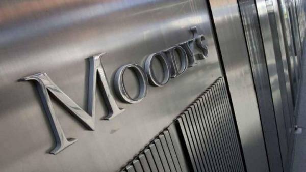 Moody’s: Υποβαθμίζει την προοπτική των ελληνικών τραπεζών
