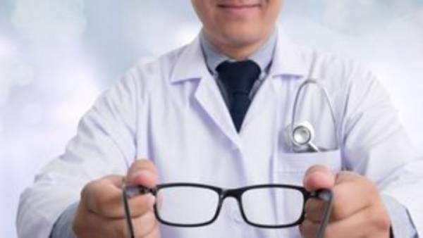 Μικρότερος ο κίνδυνος Covid-19 για όσους φορούν γυαλιά σύμφωνα με βρετανική επιστημονική μελέτη