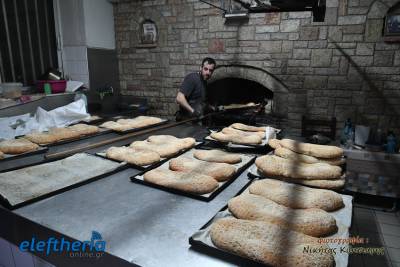 Καλαμάτα: Σταθερή αξία η λαγάνα - Η διαδικασία από το ζύμωμα έως το ξεφούρνισμα (φωτογραφίες)