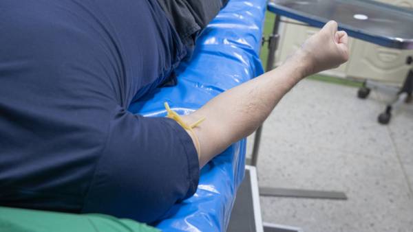 Ιταλία: Αντιεμβολιαστής έσφιξε το χέρι του με λάστιχο «για να μην μπει μέσα του το εμβόλιο»