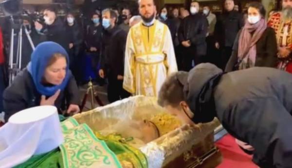 Απίστευτες εικόνες στη Σερβία: Συνωστισμός στο λαϊκό προσκύνημα του Πατριάρχη Ειρηναίου (βίντεο)